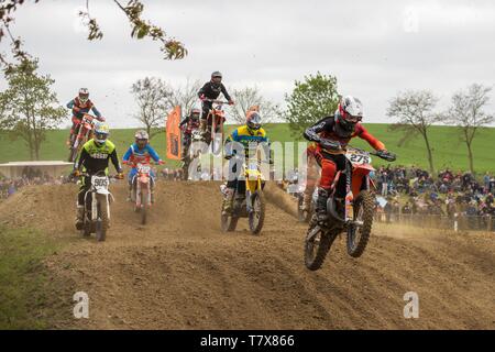 Groß Schwiesow, Germania - Marzo 01,2019 - un gruppo di piloti di Motocross saltare su di una collina di sabbia Foto Stock