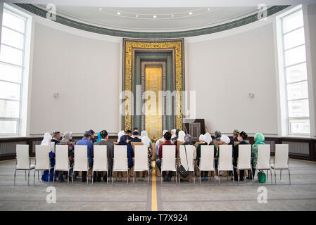 Condurre il matrimonio in una grande sala bellissima nella moschea Foto Stock