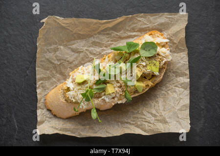 Un sandwich aperto realizzato dal marrone e le carni bianche di un ragno granchio di mare catturati in un calo netto che era stato abbassato off di un molo nel Dorset. La carne di colore marrone h Foto Stock