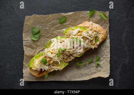 Un sandwich aperto realizzato dal marrone e le carni bianche di un ragno granchio di mare catturati in un calo netto che era stato abbassato off di un molo nel Dorset. La carne di colore marrone h Foto Stock