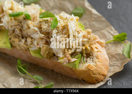 Un sandwich aperto realizzato dal marrone e le carni bianche di un ragno granchio di mare catturati in un calo netto che era stato abbassato off di un molo nel Dorset. La carne di colore marrone h Foto Stock