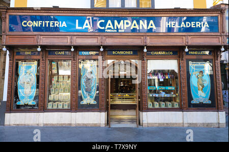 La facciata della famosa ed antica pasticceria La Campana nel centro storico di Siviglia, Spagna. Foto Stock