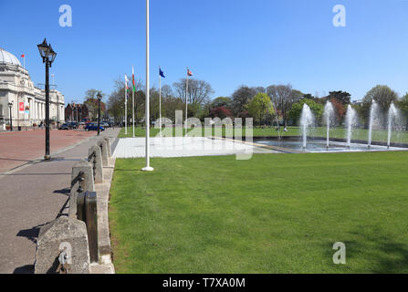 Giornata di sole a Gorsedd Gardens, Cardiff Foto Stock