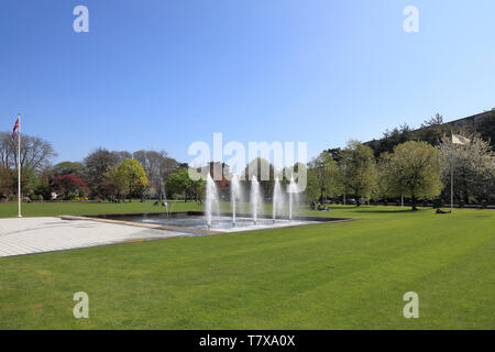 Giornata di sole a Gorsedd Gardens, Cardiff Foto Stock