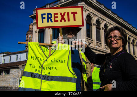 Duravel, Francia il 1 maggio, 2019: Banner detenute dal francese Gilet Jaunes, giubbotto giallo movimento, manifestanti chiedono una Frexit, uscita francese Foto Stock