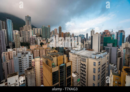 Occupato skyline di Hong Kong, degli edifici residenziali e commerciali Foto Stock