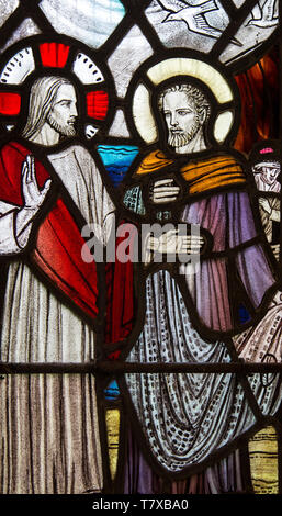 Chiesa di Sant'Andrea, poco Glemham, Suffolk, Inghilterra, Regno Unito vetrata particolare del Cristo e San Pietro 1929 da Margaret Edith Aldrich corda Foto Stock