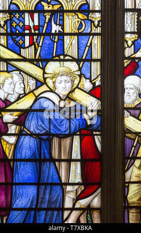 Chiesa di Santa Maria Assunta, Ufford, Suffolk, Inghilterra, Regno Unito il vetro macchiato prima guerra mondiale memorial finestra da Ninian Comper 1920 Foto Stock