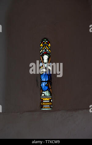 Vetrata di Saint Andrew, chiesa di Sant'Andrea, Ilketshall St Andrew, Suffolk, Inghilterra, Regno Unito Foto Stock