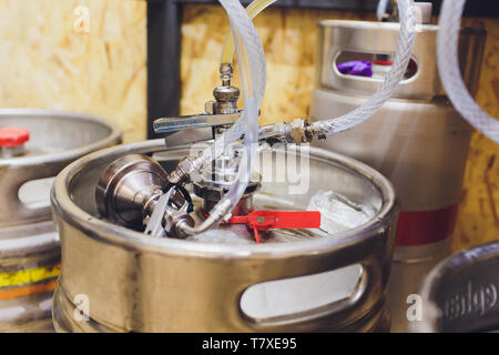 Le tubazioni per la fabbricazione della birra Home Kit e versare la birra artigianale tubo di silicone Foto Stock