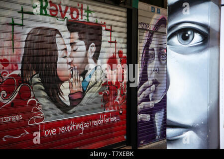 La Grecia, Atene: graffiti sul negozio di persiane. Coppia di amanti e di espressione Foto Stock