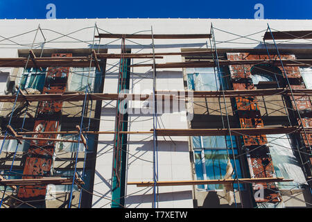 Al di fuori di ristrutturazione di una casa moderna, torre di ponteggi Foto Stock