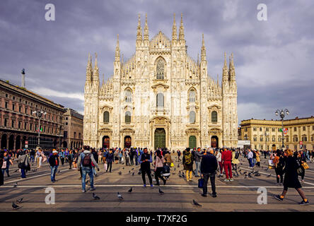 Una popolare destinazione turistica il Duomo di Milano e Piazza del Duomo. Lombardia, Italia. Foto Stock