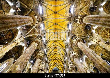 A basso angolo di visione della navata centrale del Duomo di Milano, Italia. Foto Stock