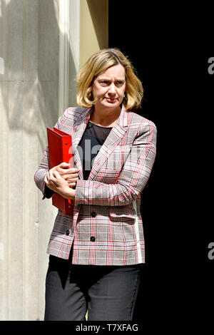 Ambra Rudd MP (Cost: Hastings e segala) Segretario di Stato per le opere e le pensioni, lasciando a Downing Street dopo una riunione del gabinetto, Londra, Regno Unito, 7 Maggio 2 Foto Stock