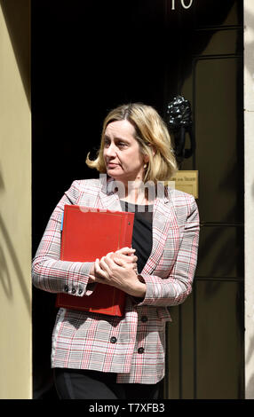 Ambra Rudd MP (Cost: Hastings e segala) Segretario di Stato per le opere e le pensioni, lasciando a Downing Street dopo una riunione del gabinetto, Londra, Regno Unito, 7 Maggio 2 Foto Stock