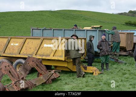 Persone esaminando i trattori e vintage macchinari agricoli in vendita presso un'azienda asta superiore Fattoria Venn, Herefordshire Foto Stock