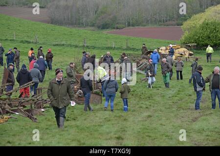 Persone esaminando i trattori e vintage macchinari agricoli in vendita presso un'azienda asta superiore Fattoria Venn, Herefordshire Foto Stock