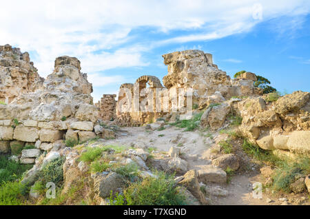 Pareti resti dell antica città greca di salami di stato a Cipro del Nord presi in una giornata di sole con la luce sopra le nuvole. Il sito archeologico si trova nei pressi di Famagosta, nella parte turca di Cipro. Foto Stock