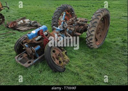 Vintage trattori Fordson in vendita presso un'azienda asta superiore Fattoria Venn, Herefordshire Foto Stock