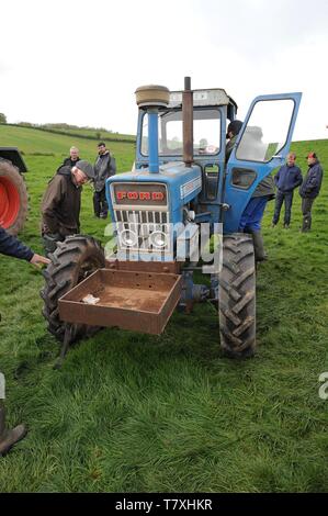 Trattore Ford a superiore Fattoria Venn dispersione d'Aste, Herefordshire Foto Stock