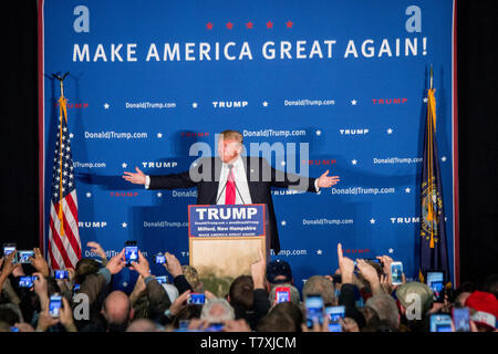 Il candidato presidenziale repubblicano Donald Trump parla ai suoi sostenitori in una camera overcrowd in corrispondenza di una interruzione della campagna in Milford, NH. Foto Stock