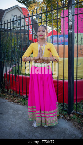 Pone il ritratto di una bella adolescente indù presso il Diwali parata nel sud Richmond Hill, Queens, a New York. Foto Stock