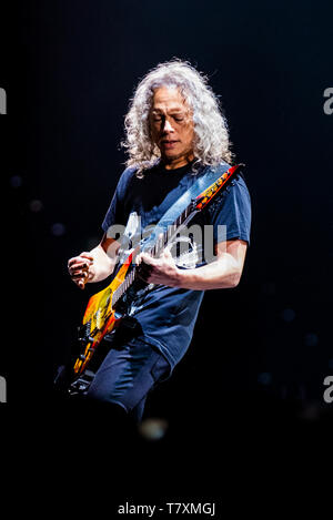 Torino, Italia. 10 Febbraio, 2018. Kirk Hammett, chitarrista della american heavy metal band Metallica, suonare dal vivo sul palco della Pala Alpitour a Torino il 10 febbraio 2018. Credito: Alessandro Bosio/Pacific Press/Alamy Live News Foto Stock