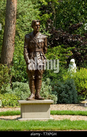 Statua di Rupert Brooke dallo scultore Paolo giorno in Grantchester Foto Stock