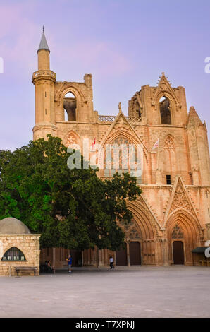 Famagusta, Cipro - 3 OTT 2018: Lala Mustafa Pasha moschea a Famagusta presi in una rosa di luce del tramonto. Originariamente cattedrale cattolica. Meta turistica molto in vista della parte turca dell'isola. Foto Stock