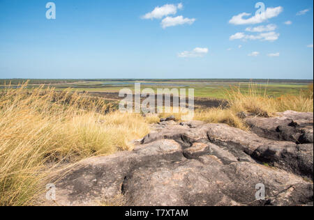 Splendida vista da Ubirr Rock oltre la macchia naturale di roccia arenaria nel Parco Nazionale Kakadu nel Territorio Settentrionale dell'Australia Foto Stock