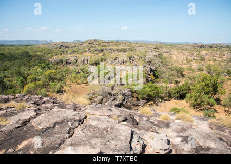 Splendida vista da Ubirr Rock oltre la macchia naturale di roccia arenaria nel Parco Nazionale Kakadu nel Territorio Settentrionale dell'Australia Foto Stock