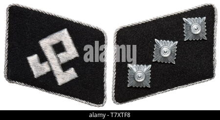 Una coppia di collare patch per un Untersturmführer del settimo Waffen-SS Divisione "Prinz Eugen". Ricamati a mano con modali rune sul panno nero, il lato di retromarcia con una carta RZM tag, l'altro collare patch con stelle di rango, ogni refilato con continuo cavo argento. storica, storica del xx secolo, 1930S, 1940s, secret service, servizio di sicurezza, servizi segreti, i servizi di sicurezza, polizia, servizio armato, servizi armati, NS, il socialismo nazionale, il nazismo, il terzo Reich, Reich tedesco, Germania, utensile e un pezzo di attrezzature, utensili, oggetto, oggetti, alambicchi, clipping, clippings, tagliate, , Editorial-Use-solo Foto Stock