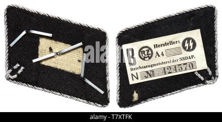 Una coppia di collare patch per un Untersturmführer del settimo Waffen-SS Divisione "Prinz Eugen". Ricamati a mano con modali rune sul panno nero, il lato di retromarcia con una carta RZM tag, l'altro collare patch con stelle di rango, ogni refilato con continuo cavo argento. storica, storica del xx secolo, 1930S, 1940s, secret service, servizio di sicurezza, servizi segreti, i servizi di sicurezza, polizia, servizio armato, servizi armati, NS, il socialismo nazionale, il nazismo, il terzo Reich, Reich tedesco, Germania, utensile e un pezzo di attrezzature, utensili, oggetto, oggetti, alambicchi, clipping, clippings, tagliate, , Editorial-Use-solo Foto Stock