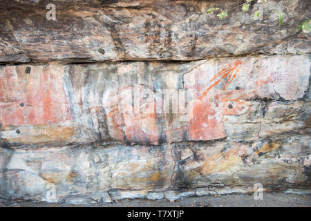Antica arte rupestre sulla pietra naturale rifugi nel Parco Nazionale Kakadu nel Territorio Settentrionale dell'Australia Foto Stock