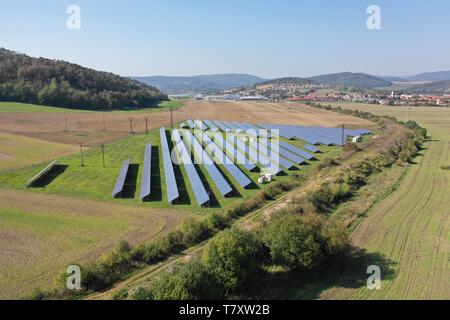 Solar Power Station (stazione Fotovoltaic) sul campo in Europa. Foto Stock