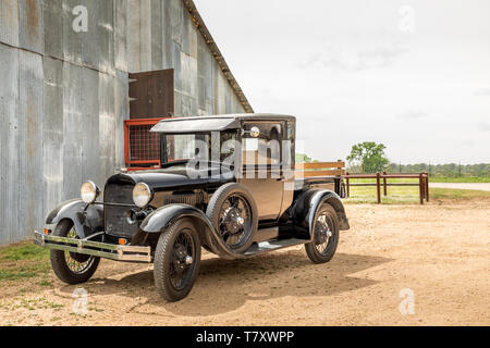 Vecchia auto parcheggio nella parte anteriore di un fienile Foto Stock