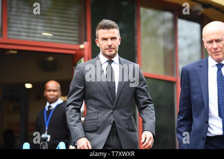 Football Star David Beckham lasciando Bromley Magistrates Court nel sud est di Londra dove è stato squalificato per sei mesi dopo la ricezione di sei punti per utilizzare il suo telefono cellulare mentre si guida la sua Bentley nel West End di Londra. Foto Stock