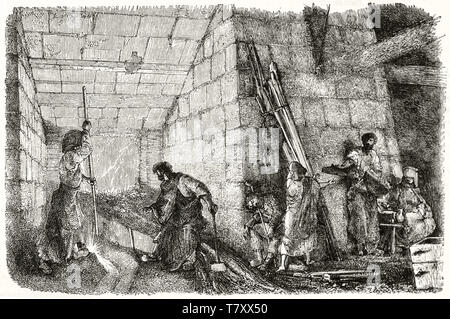 Vecchia immagine raffigurante la ghisa colata. Gli uomini lavorando duro in un caldo foundery. Scala di grigi di vecchio stile di attacco illustrazione di autore non identificato publ. su Magasin pittoresco Parigi 1848 Foto Stock