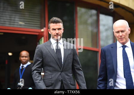 La star del calcio David Beckham lascia Bromley Magistrates Court nel sud-est di Londra, dove è stato squalificato per sei mesi dopo aver ricevuto sei punti per aver utilizzato il suo cellulare mentre guidava il suo Bentley nel West End di Londra. Foto Stock