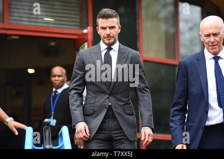 Football Star David Beckham lasciando Bromley Magistrates Court nel sud est di Londra dove è stato squalificato per sei mesi dopo la ricezione di sei punti per utilizzare il suo telefono cellulare mentre si guida la sua Bentley nel West End di Londra. Foto Stock