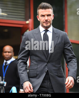 La star del calcio David Beckham lascia Bromley Magistrates Court nel sud-est di Londra, dove è stato squalificato per sei mesi dopo aver ricevuto sei punti per aver utilizzato il suo cellulare mentre guidava il suo Bentley nel West End di Londra. Foto Stock