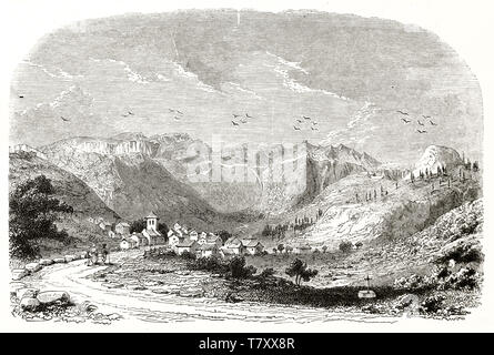 Antico Sentiero che conduce a una città medievale in un contesto paesaggistico con le montagne sullo sfondo. Vista vecchia di Mont-Dore Francia. Da Girardet publ. su Magasin pittoresco Parigi 1848 Mont-Dore Foto Stock