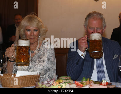 Il Principe di Galles e la duchessa di Cornovaglia tenere la birra steins durante una visita ad una tradizionale sala da ballo e hofbrauhaus (birra hall) di Monaco di Baviera, Germania. Foto Stock