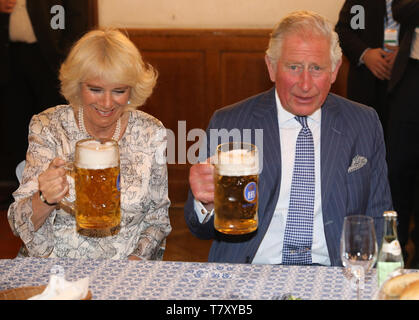 Il Principe di Galles e la duchessa di Cornovaglia tenere la birra steins durante una visita ad una tradizionale sala da ballo e hofbrauhaus (birra hall) di Monaco di Baviera, Germania. Foto Stock