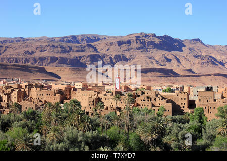 Tinghir oasi con montagne Atlas in background, Marocco Foto Stock