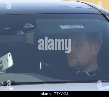 EXCLUSIVE PICS : JAMES CORDEN SPOTTED firma autografi presso l'AEROPORTO DI LIVERPOOL FU IN LIVERPOOL AL FILM il suo carpool karaoke con Paul Mc Cartney la coppia ha poi svolto un segreto concerto presso la Filarmonica pub di Hope Street James è stato avvistato di salire sul suo elicottero con un sacco di chicche per il suo volo per Londra credit Ian Fairbrother/Alamy stock foto. Foto Stock