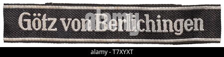 Un sleeveband 'Götz von Berlichingen' per uomini arruolati/NCO del XVII SS-Panzer-Grenadier-divisione. Nero/grigio-argento BeVo tipo con estremità cucita e tessuto produttore nome 'BEVO-WUPPERTAL'. Non sottoscritto. Lunghezza 48 cm. storica, storica del xx secolo, 1930S, 1940s, secret service, servizio di sicurezza, servizi segreti, i servizi di sicurezza, polizia, servizio armato, servizi armati, NS, il socialismo nazionale, il nazismo, il terzo Reich, Reich tedesco, Germania, utensile e un pezzo di attrezzature, utensili, oggetto, oggetti, alambicchi, clipping, clippings, tagliate, cut-out, intagli, il fascismo, tirannici, nazionale così, Editorial-Use-solo Foto Stock