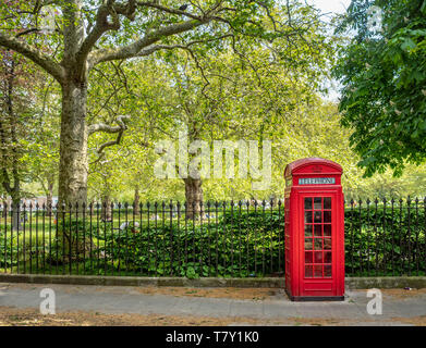 Tradizionale telefono rosso presso i Brunswick Square Gardens, Camden, Londra. Foto Stock