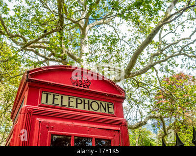 Tradizionale telefono rosso britannico al Brunswick Square Gardens, Camden, Londra. Foto Stock